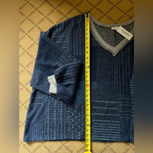 Bucket List deep V neck long sleeved sweater in a blue patterned design NWT L - Picture 4 of 8